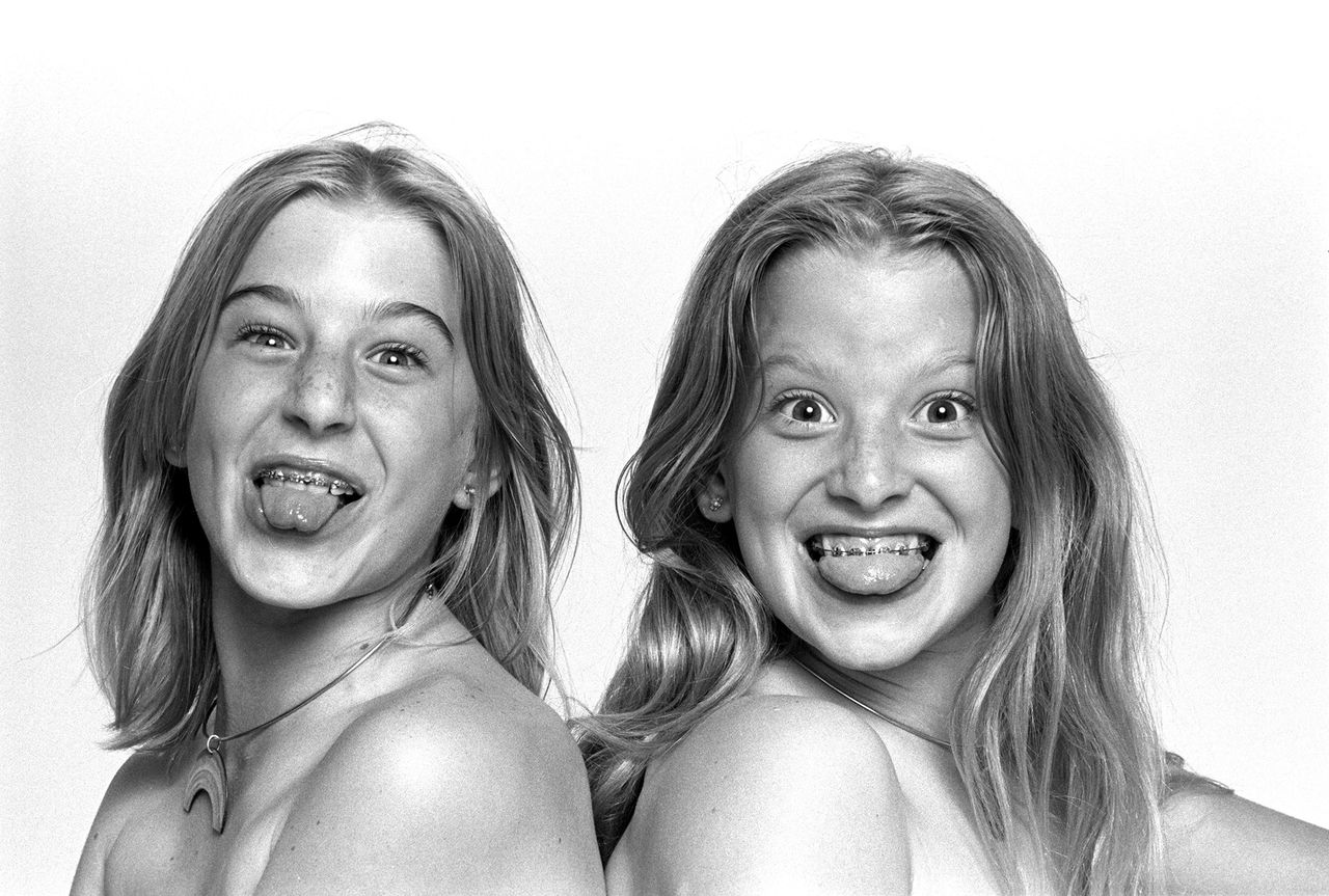 04_Jim-Britt_Sisters_1976_tempImage9JnEyl.jpg