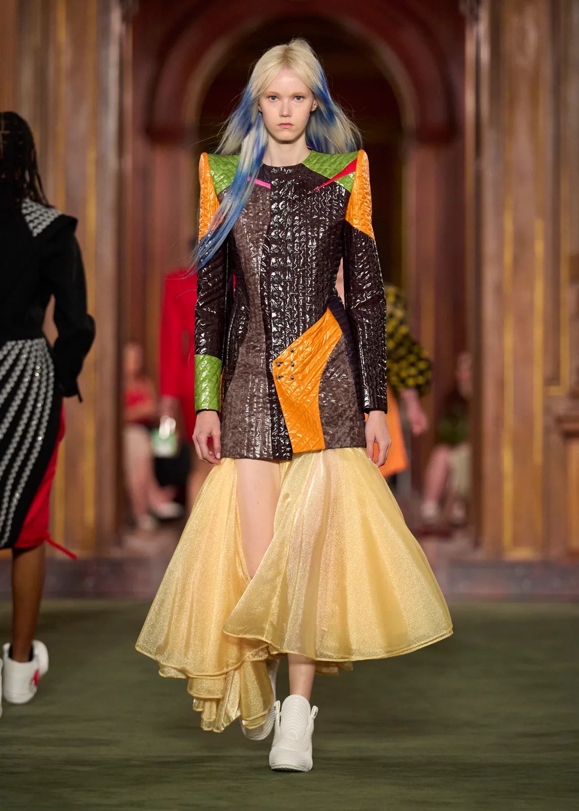 metal-louis-vuitton-cruise-2027-08.webp