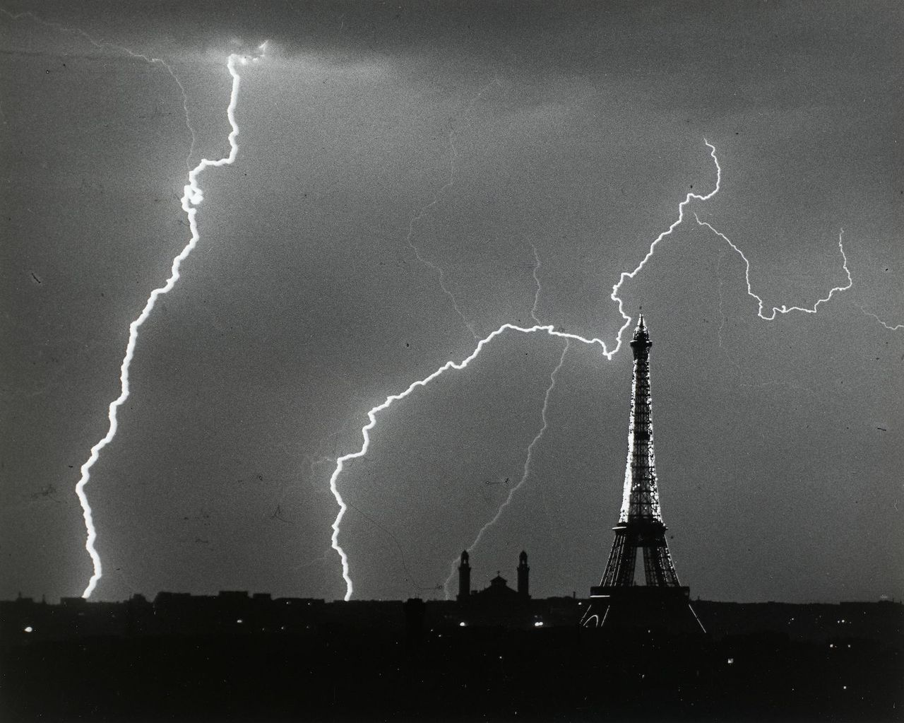 Andre Kertesz I Paris a L Estiu Una Tarda De Tempesta I 1925 Centre Pompidou Paris Musee National D Art Moderne Ce.jpg