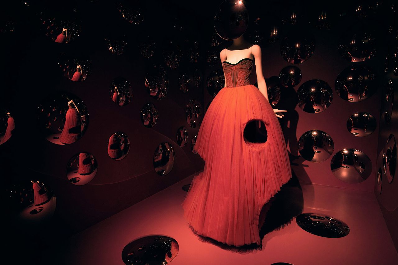 06 a Queen Within by Museea Viktor and Rolf Courtesy Museum Boijman Van Beuningen Photo Sarah Carmody.jpg
