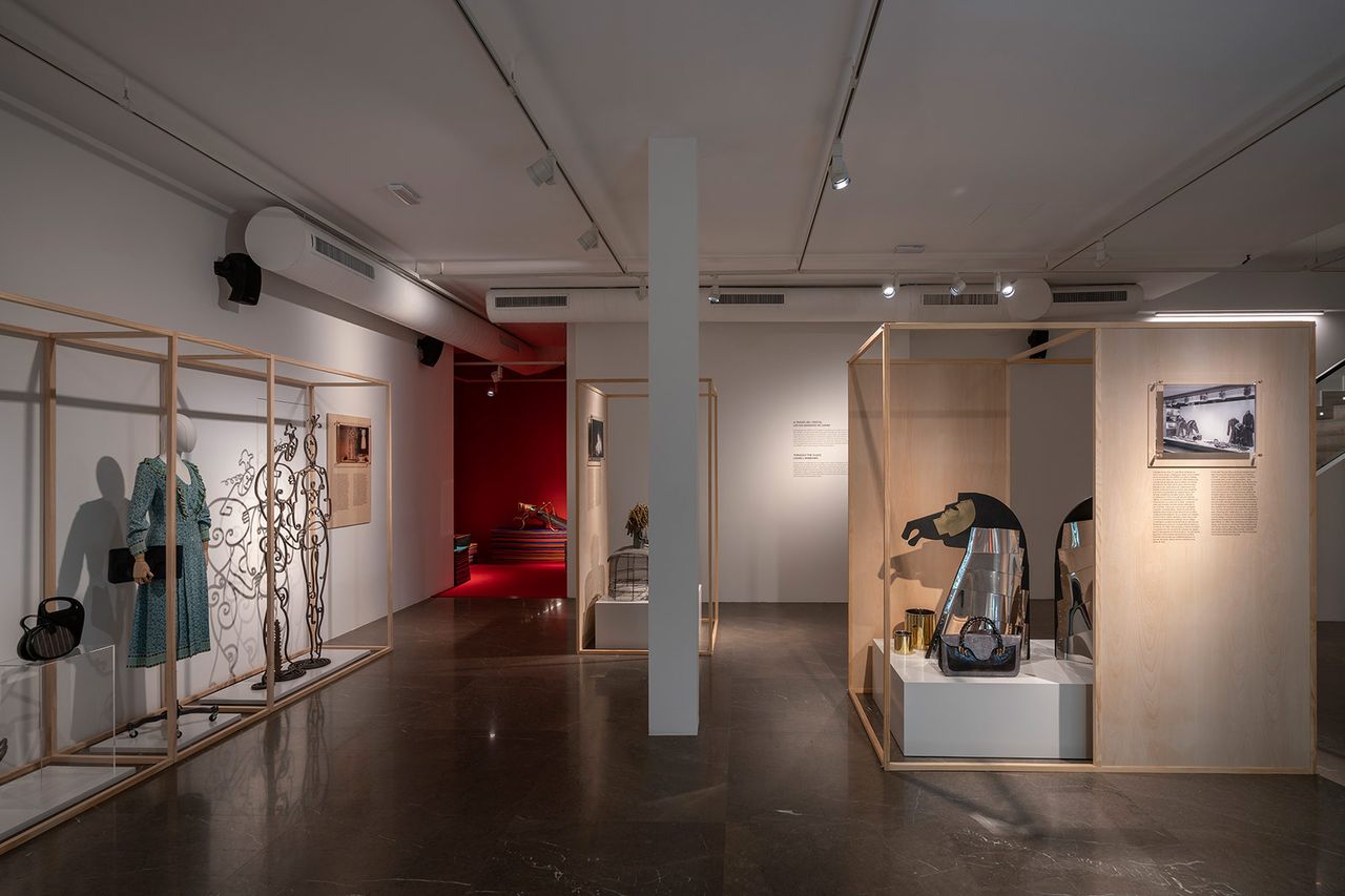 A Traves Del Cristal Los Escaparates De Loewe 4.jpg