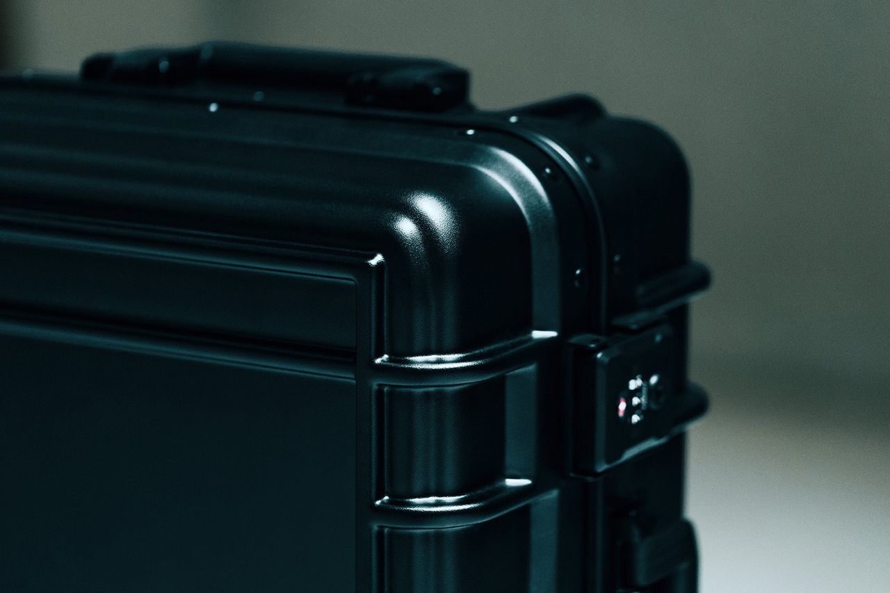 Eastpak_F24_Resistr+Case_Stills_05_UC263484_mMid.jpg