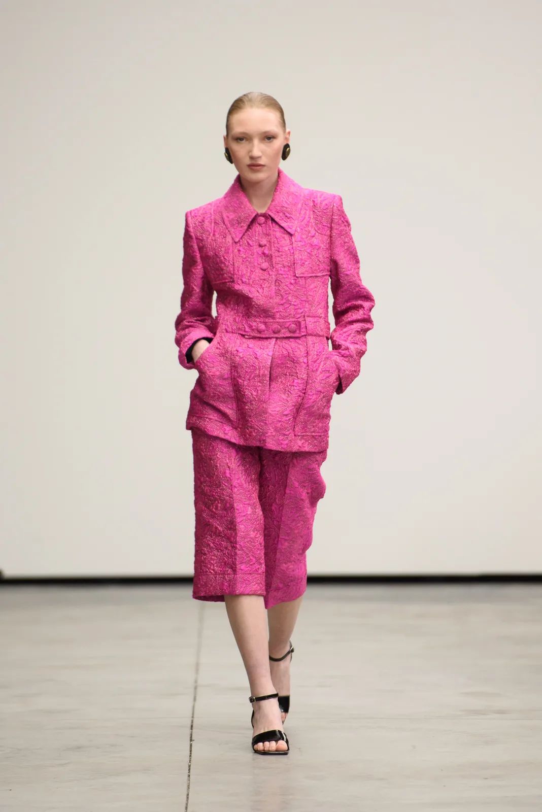 metal-mercedes-benz-fashion-week-tbilisi-04-ingorokva-05.webp