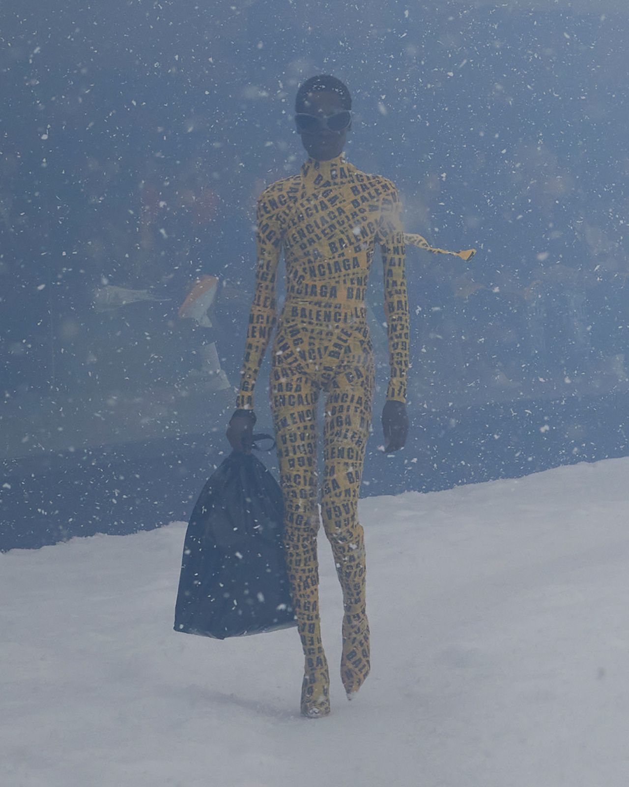 Balenciaga Winter 22 Look 27 Awar.jpg