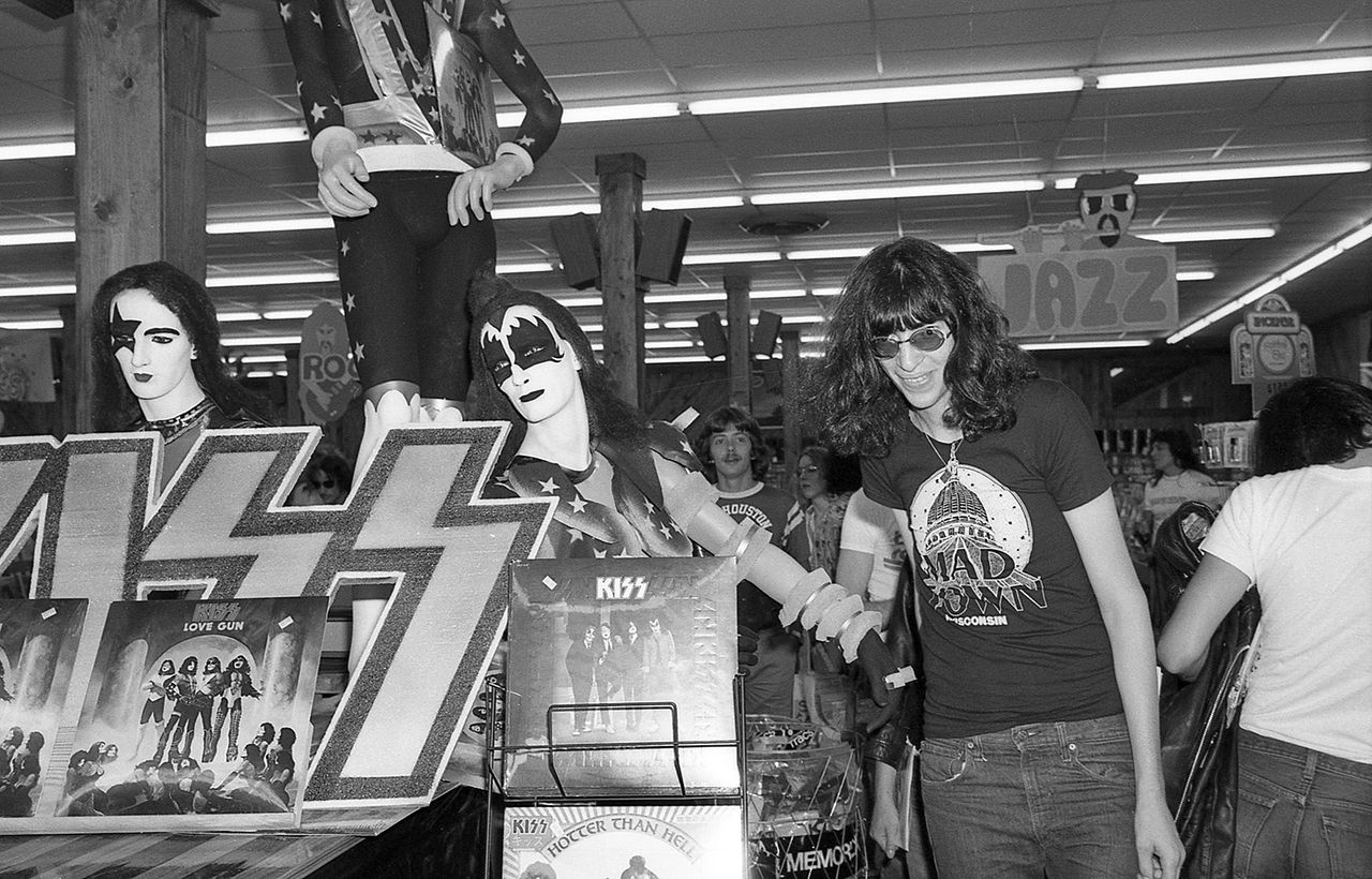 Firstthirdbooks Ramones Metalmagazine 4.jpg