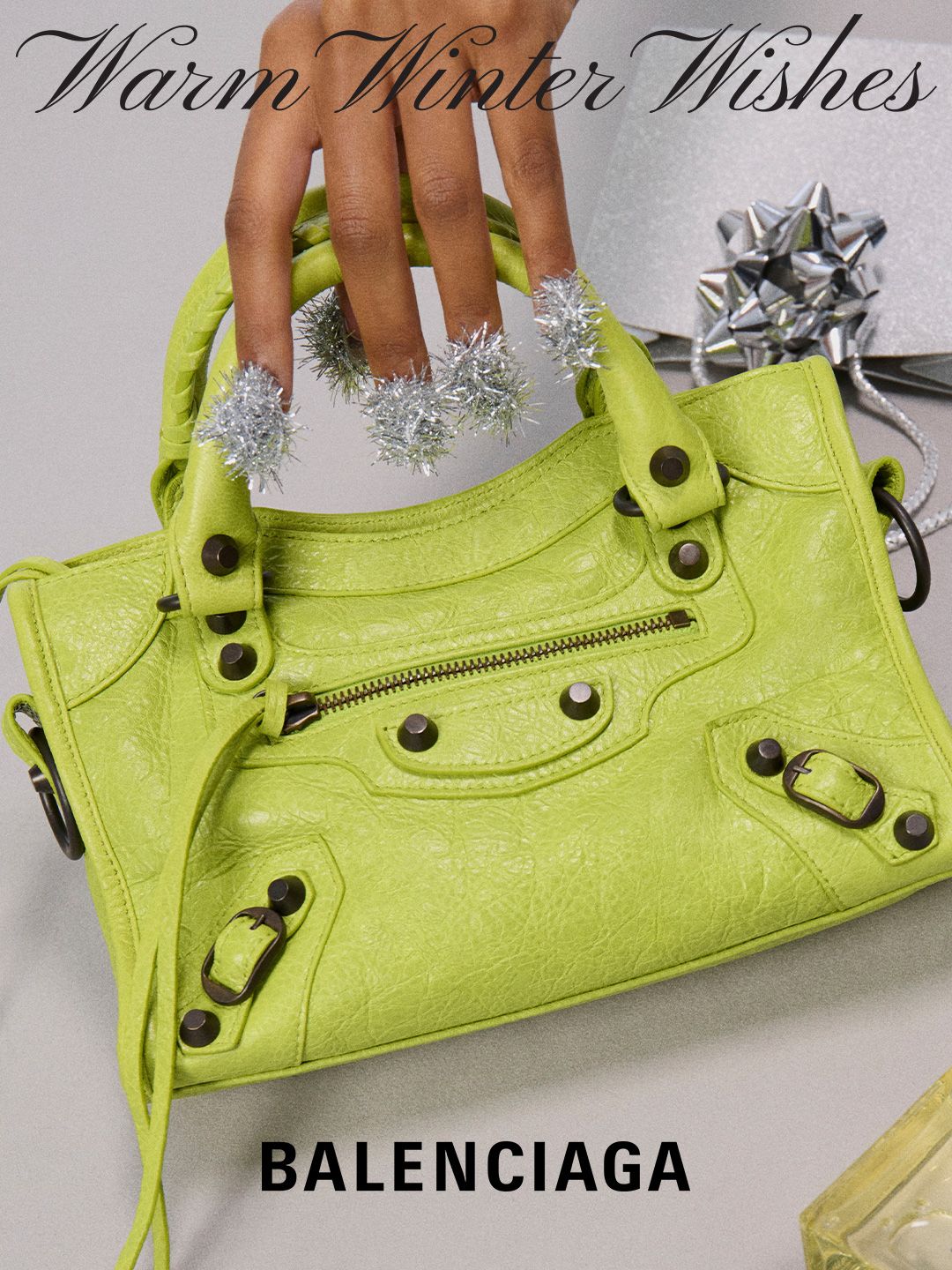 BALENCIAGA-EOY-GIFTING-NAILS-EN-IMAGE-2.jpg