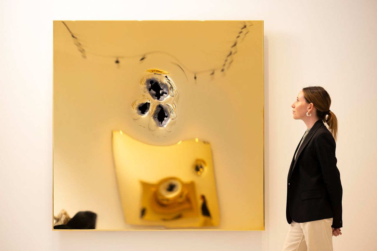 Maurizio-Cattelan_Bones_2.jpg