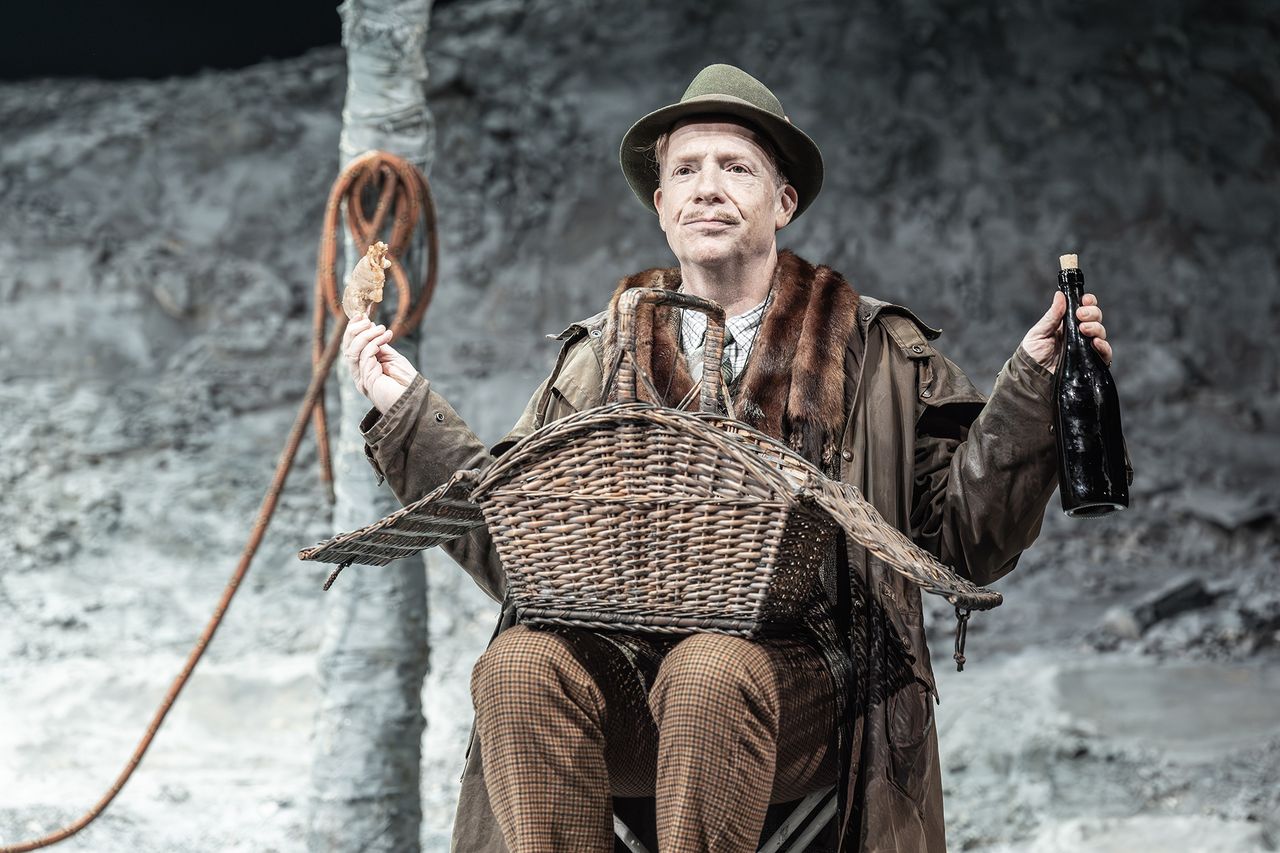 Waiting-for-Godot_Jonathan-Slinger-_Photo-Marc-Brenner.jpg
