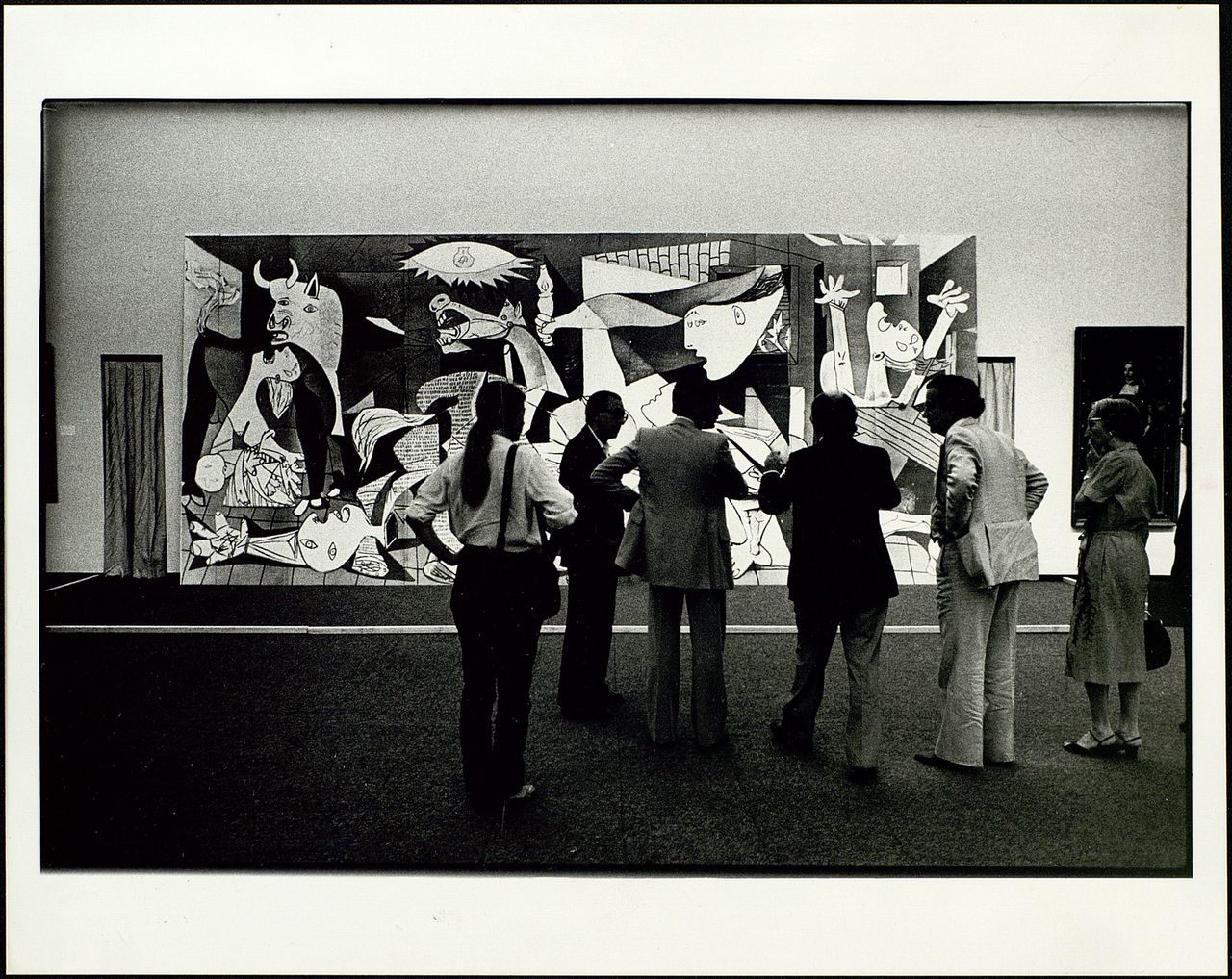 Fotografia Del Proceso De Desmontaje Del Guernica En El Moma    Fondos Del Archivo Histórico Nacional.jpg