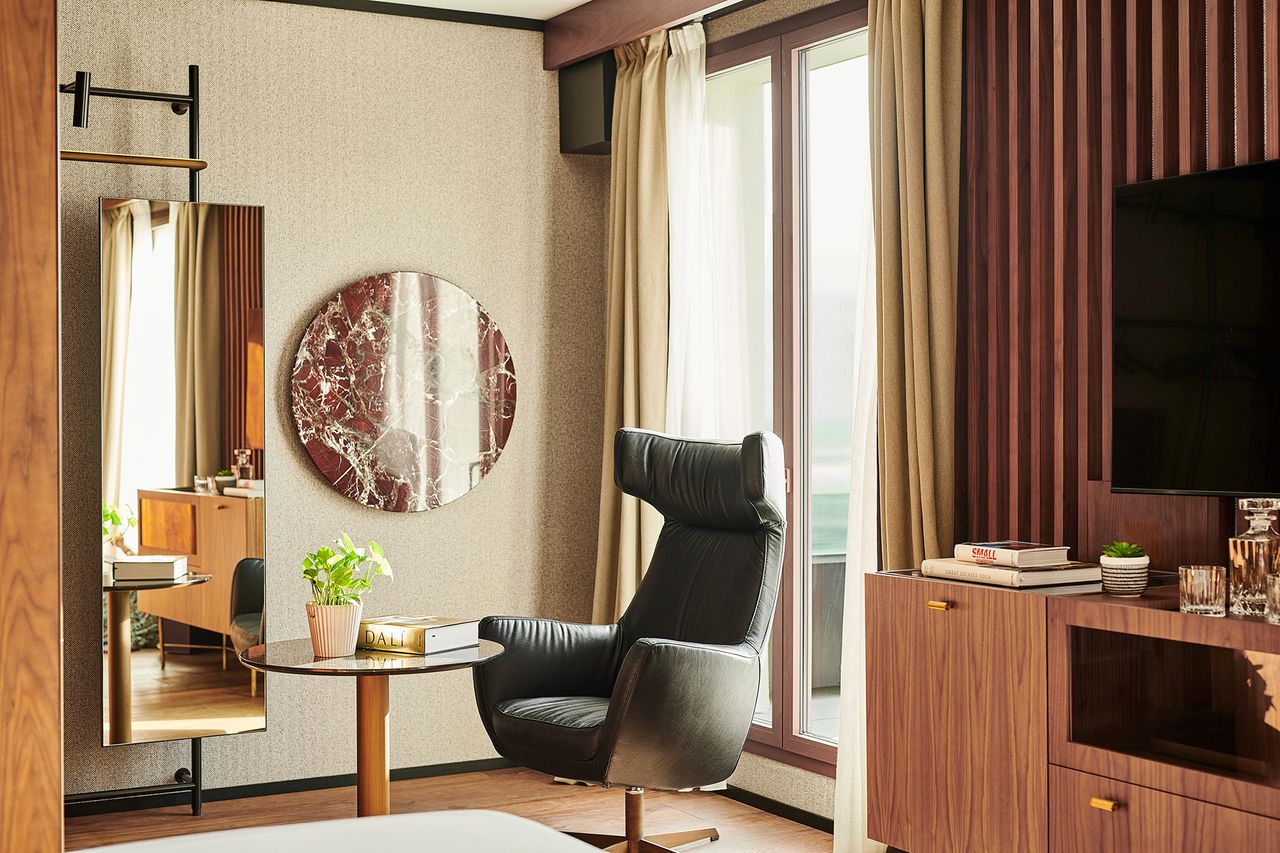 Thomson Madrid Ago 22 21831 A1 Room 626 Low.jpg