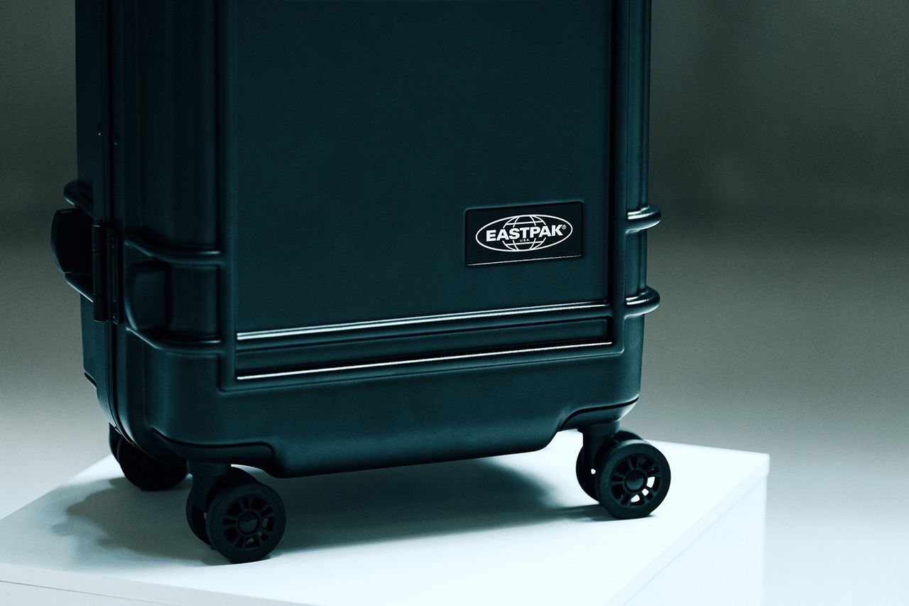 Eastpak_F24_Resistr+Case_Stills_04_UC263481_mMid.jpg