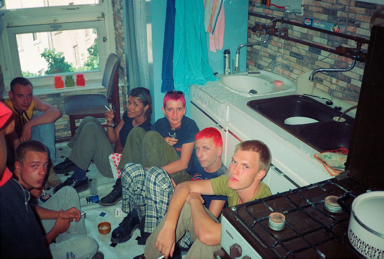ANFANG-BEGINNING_photo-by-Christian-Stemmler_Molli,-Franzi-(now-Zohra),-Yvonne,-René-and-friends-in-Ronny_s-place-in-Ackerstraße,-September-1995.jpg