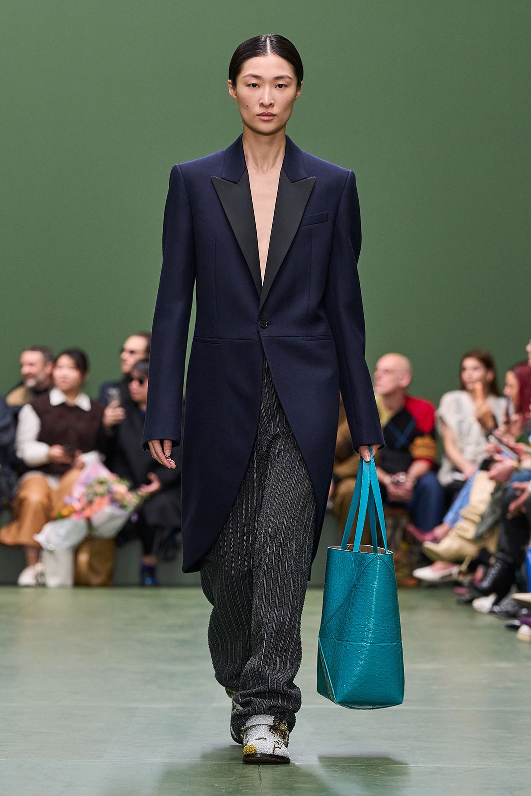 LOEWE_FW24_WW_SHOW_RUNWAY_24.jpg