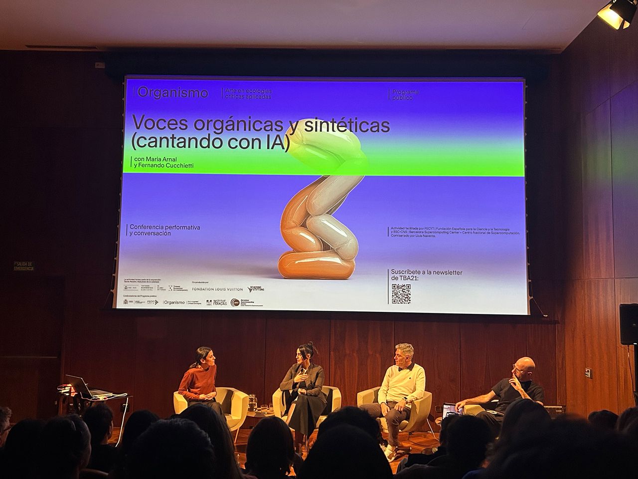 Conferencia-de-la-artista,-cantante-y-compositora,-María-Arnal;-el-investigador-y-físico,-Fernando-Cucchietti;-el-moderador-y-comisario-de-la-actividad,-Lluís-Nacenta;-y-la-Project-manager-de-Organismo,-María-Buey-(2).jpg
