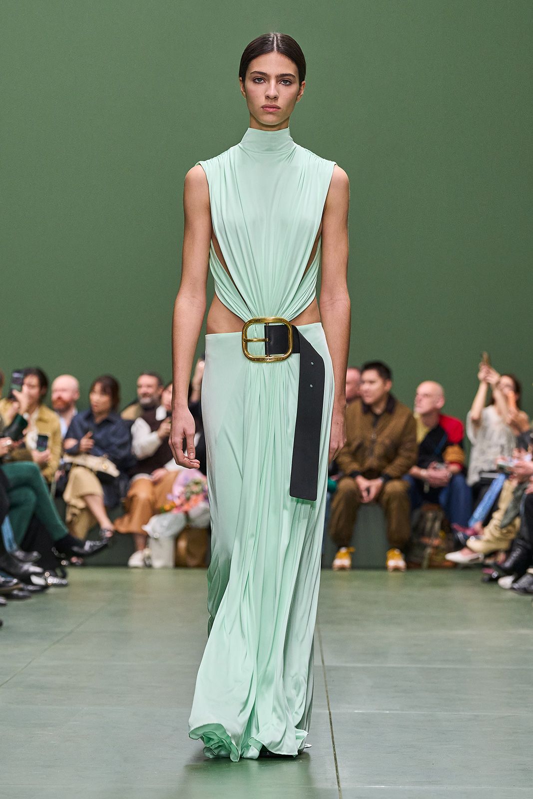 LOEWE_FW24_WW_SHOW_RUNWAY_3.jpg