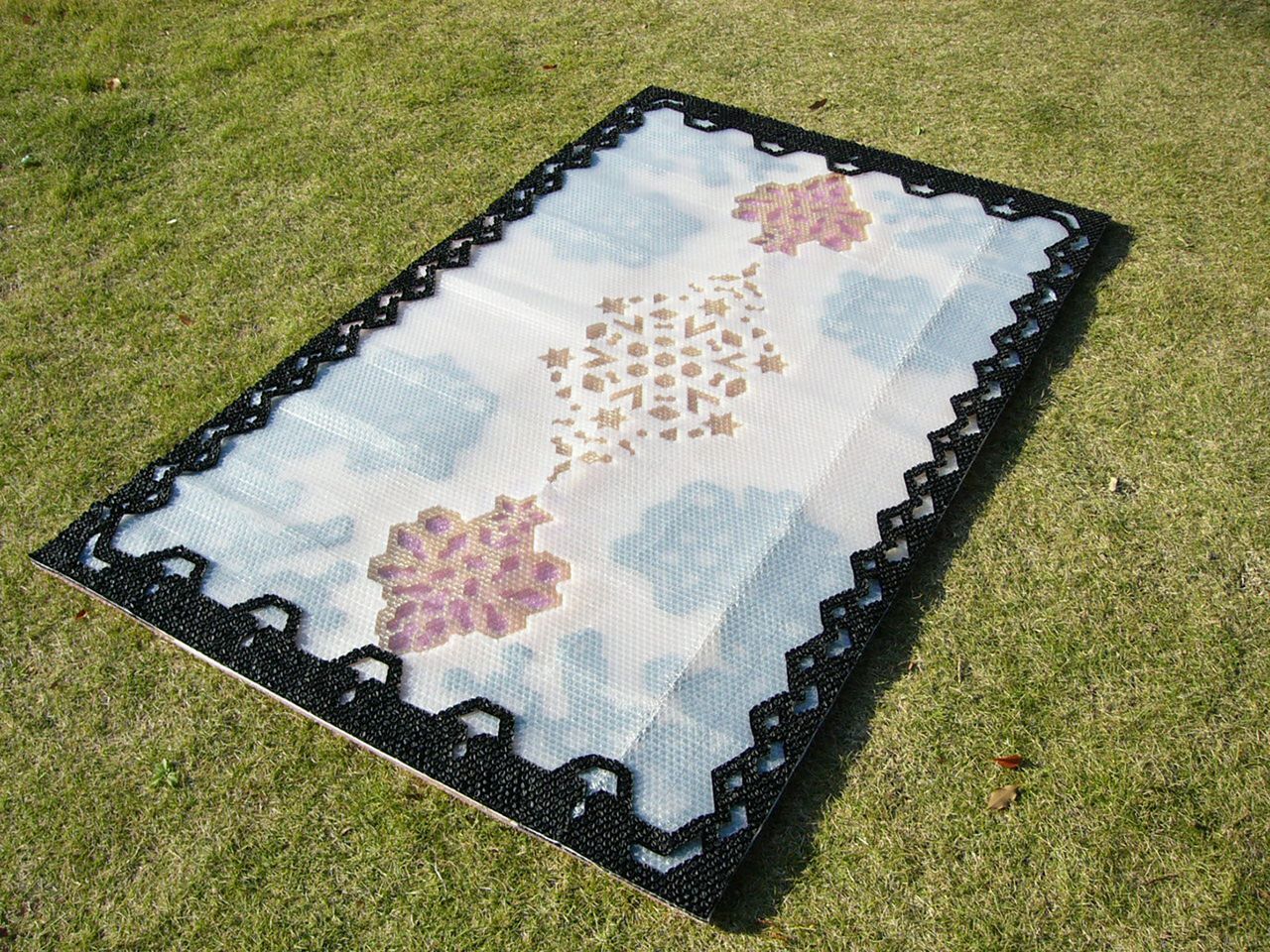 Files Fichier 13512 Bubble Wrap Rug 2008 2 C Katrin Sonnleitner C Gen Higashikawa .jpg