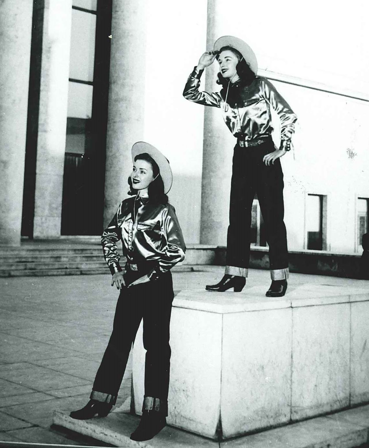 Paris All American Fashion Show10 1947 Twins Pat Priscilla Emery2.jpg