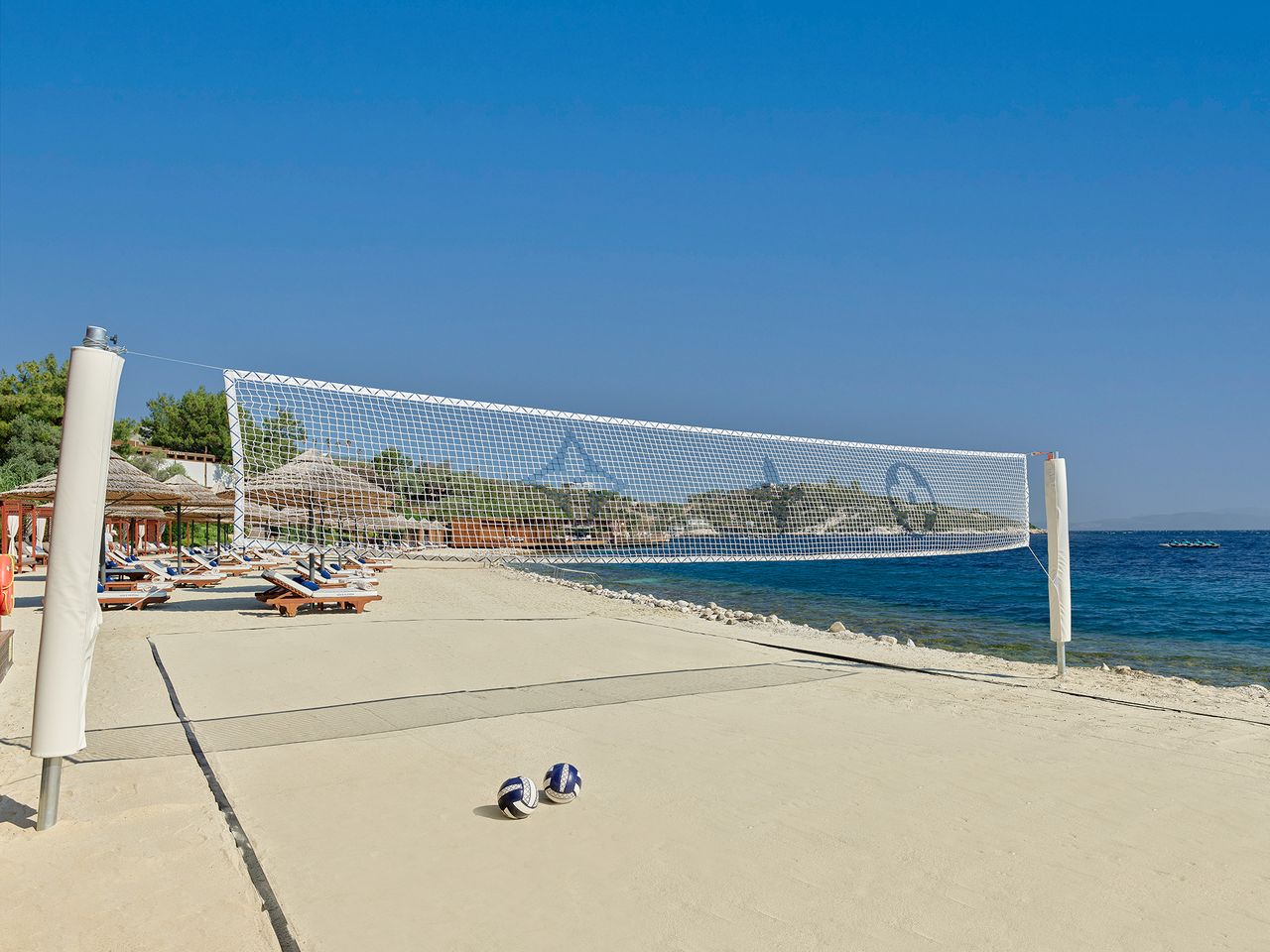 Louis Vuitton Mandarin Oriental Beach Take Over 7.jpg
