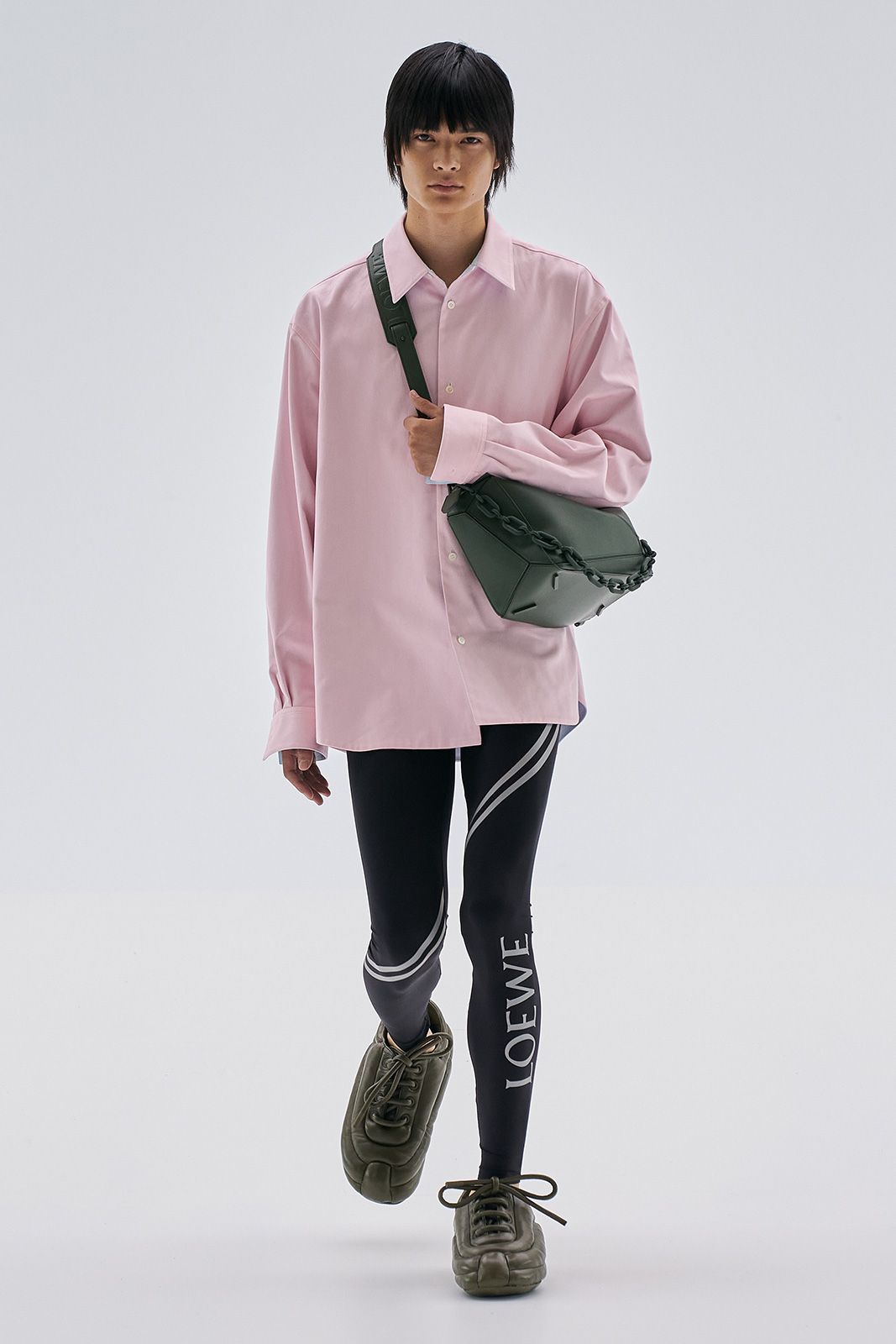Loewe S S23 Mens Show Runway Look 29 Front Rgb Cropped 2x3 29.jpg