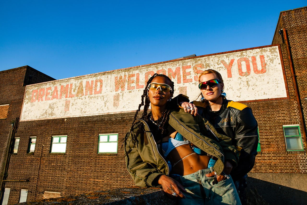 Iconapop Metalmagazine 2.jpg