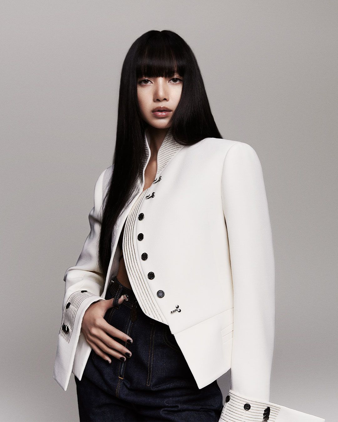 CELEBRITY_LISA_ANNOUNCEMENT_VISUAL_1080x1350_08.jpg