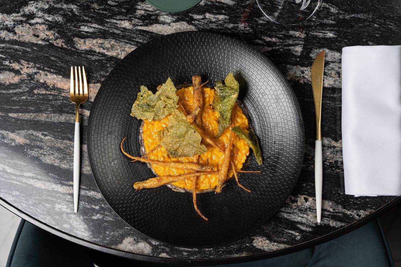 Risotto-de-zanahorias-con-algas-crujientes-y-alioli-de-olivas-negras.jpg