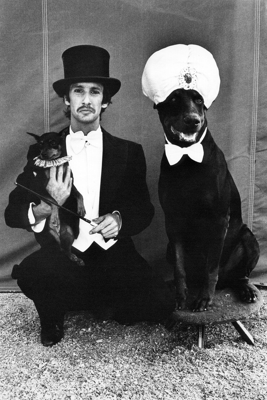 5 Arlene Gottfried Lloyd Steir and Dogs at the Big Apple Circus Ny 1976 Copyright Arlene Gottfried Courtesy Galerie Bene Taschen.jpg