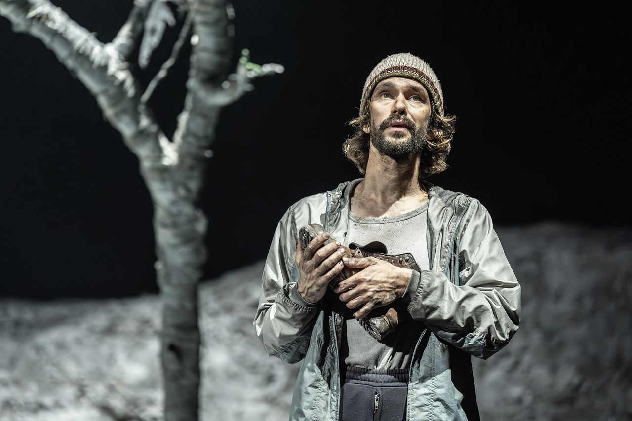 Waiting-for-Godot_-Ben-Whishaw_Photo-Marc-Brenner_2.jpg