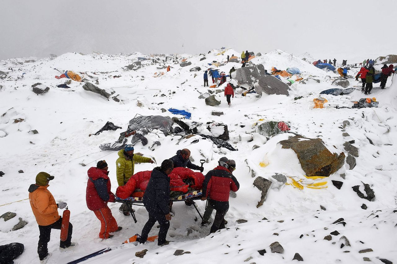  Roberto Schmidt   Avalanche  25 27 April  Everest Base Camp  Nepal 02.jpg