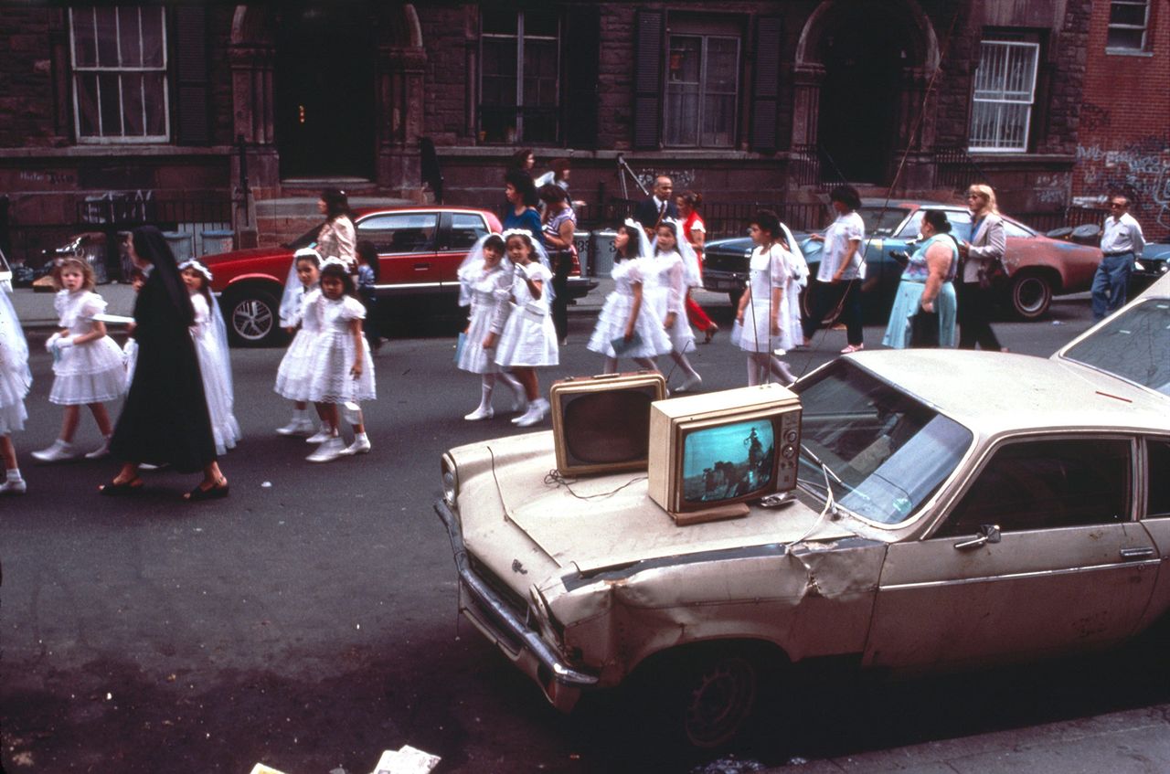 6 Arlene Gottfried Communion Lower East Side Ny 1985 Copyright Arlene Gottfried Courtesy Galerie Bene Taschen.jpg