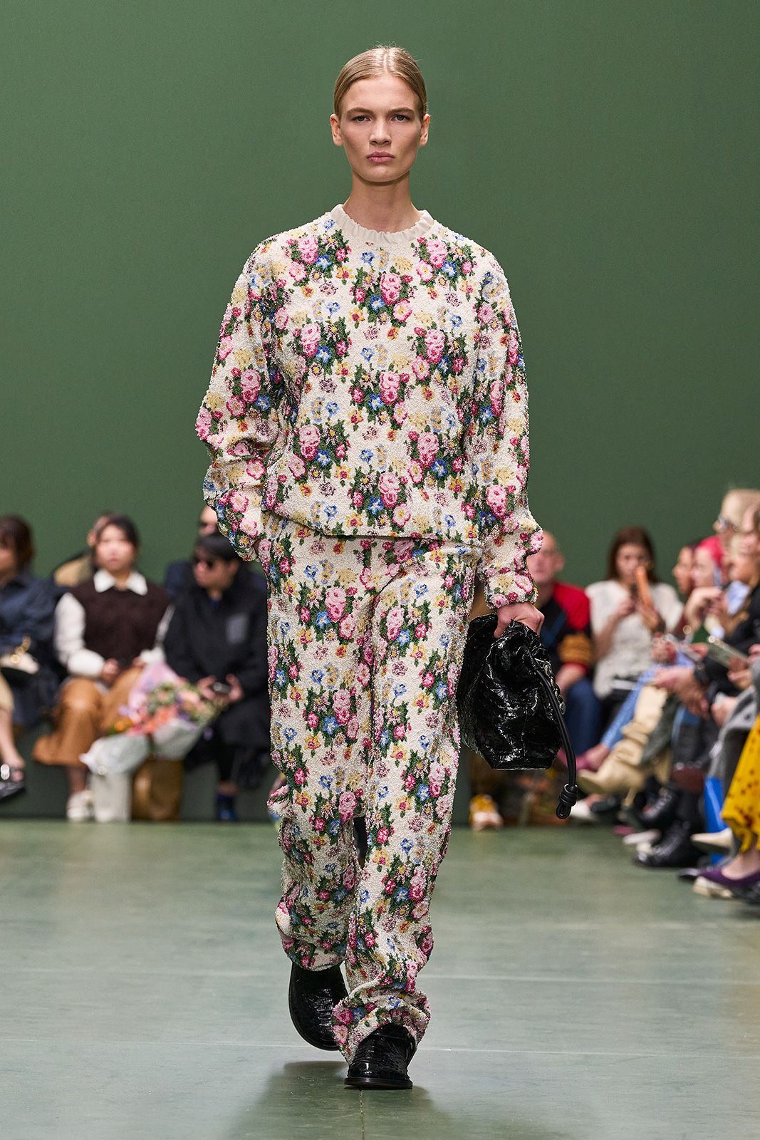 LOEWE_FW24_WW_SHOW_RUNWAY_27.jpg