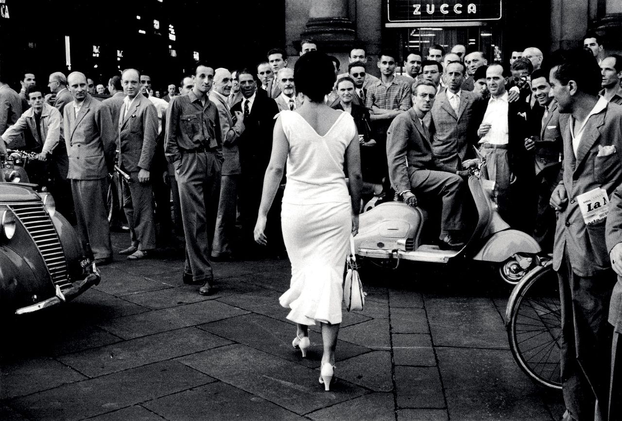 6 Mario De Biasi Gli Italiani Si Voltano 1954 Copyright Archivo Mario De Biasi.jpg