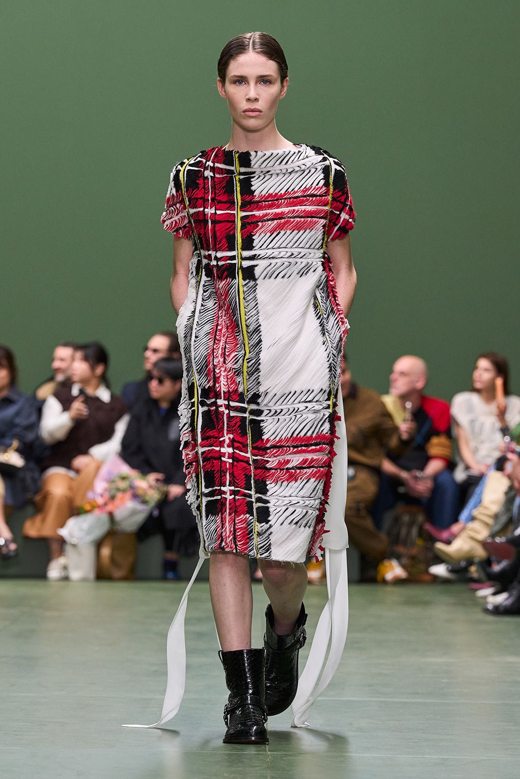 LOEWE_FW24_WW_SHOW_RUNWAY_38.jpg