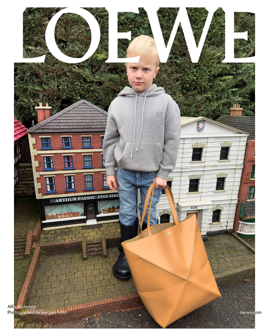 LOEWE_FW24_10.jpg