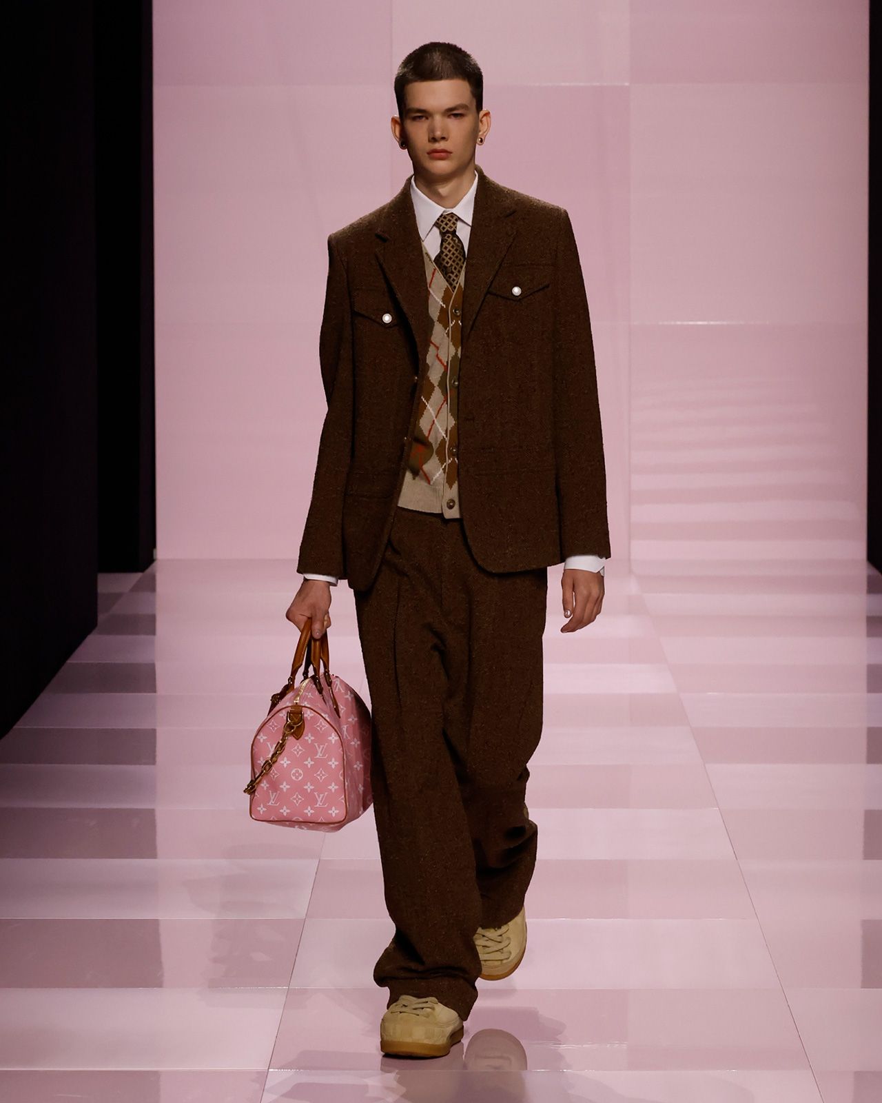 LOUIS-VUITTON-MENrsquo;S-FALL-WINTER-2025-SHOW-LOOK-1.jpg