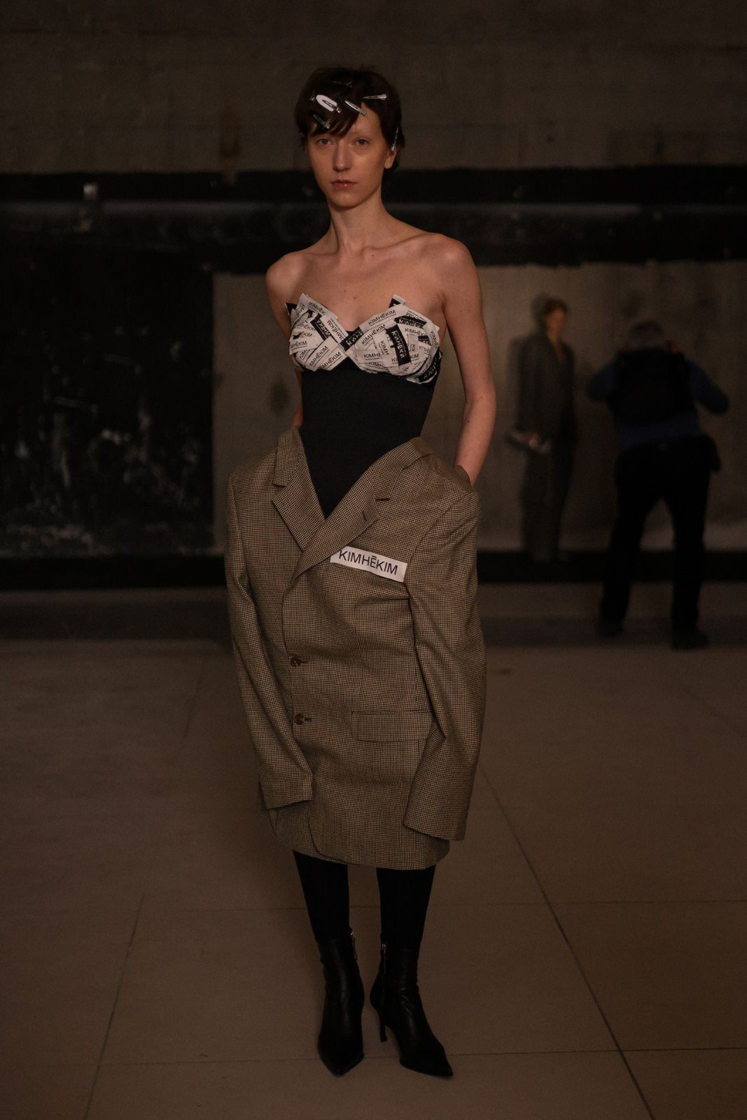 fw024-backstage-at-kiminte-kimhekim-082.jpg