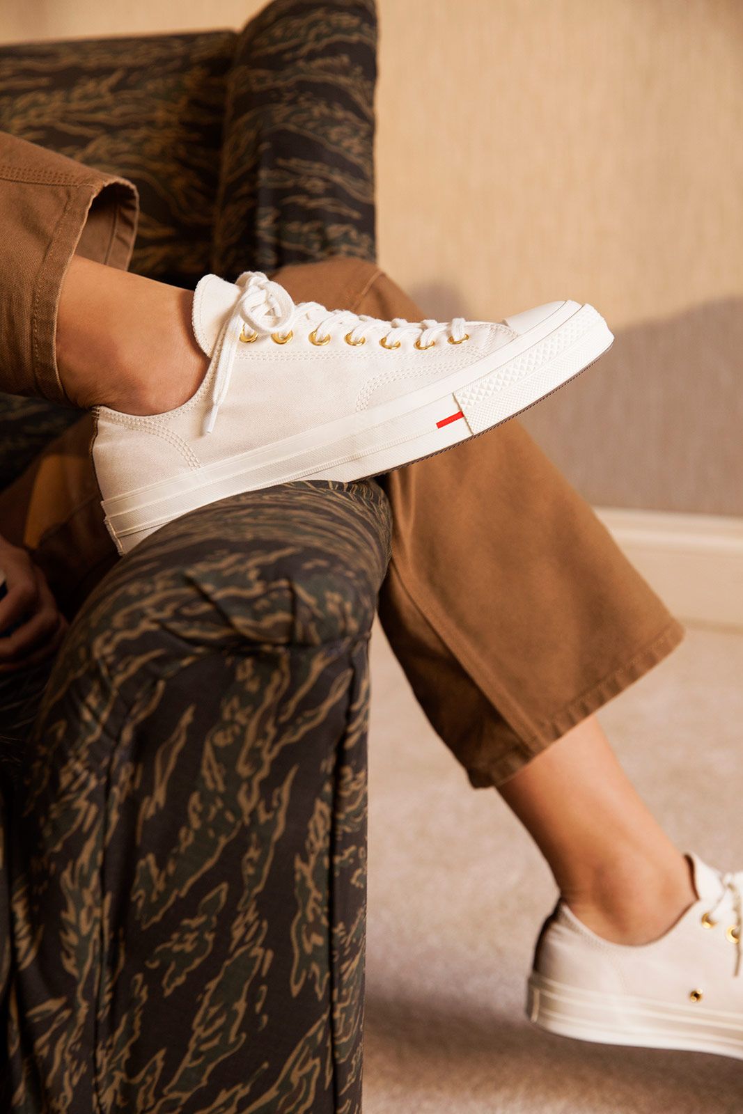 S U17 Conv Crht Lifestyle White Sk U158431 C on Body.jpg