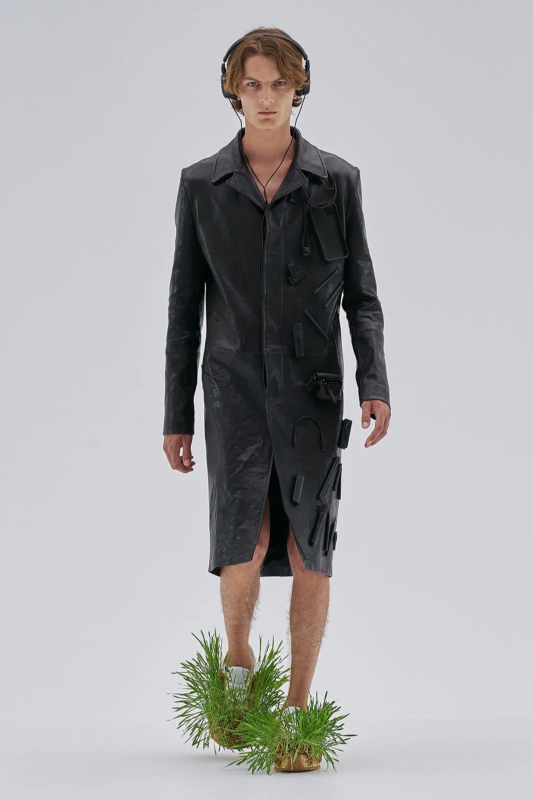 Loewe S S23 Mens Show Runway Look 1 Front Rgb Cropped 2x3 01