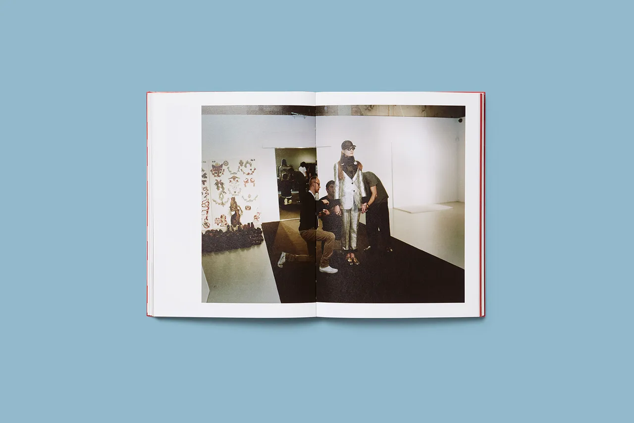 Blind for Love Book Pages 42 2 White Azzurro