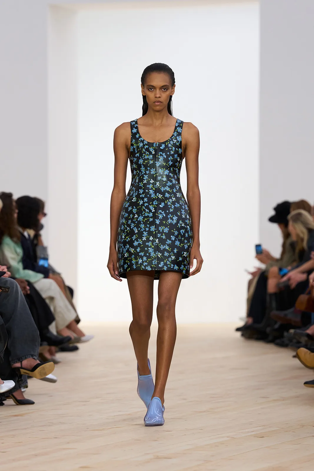 LOEWE_-SS26_WW_SHOW_RUNWAY_3