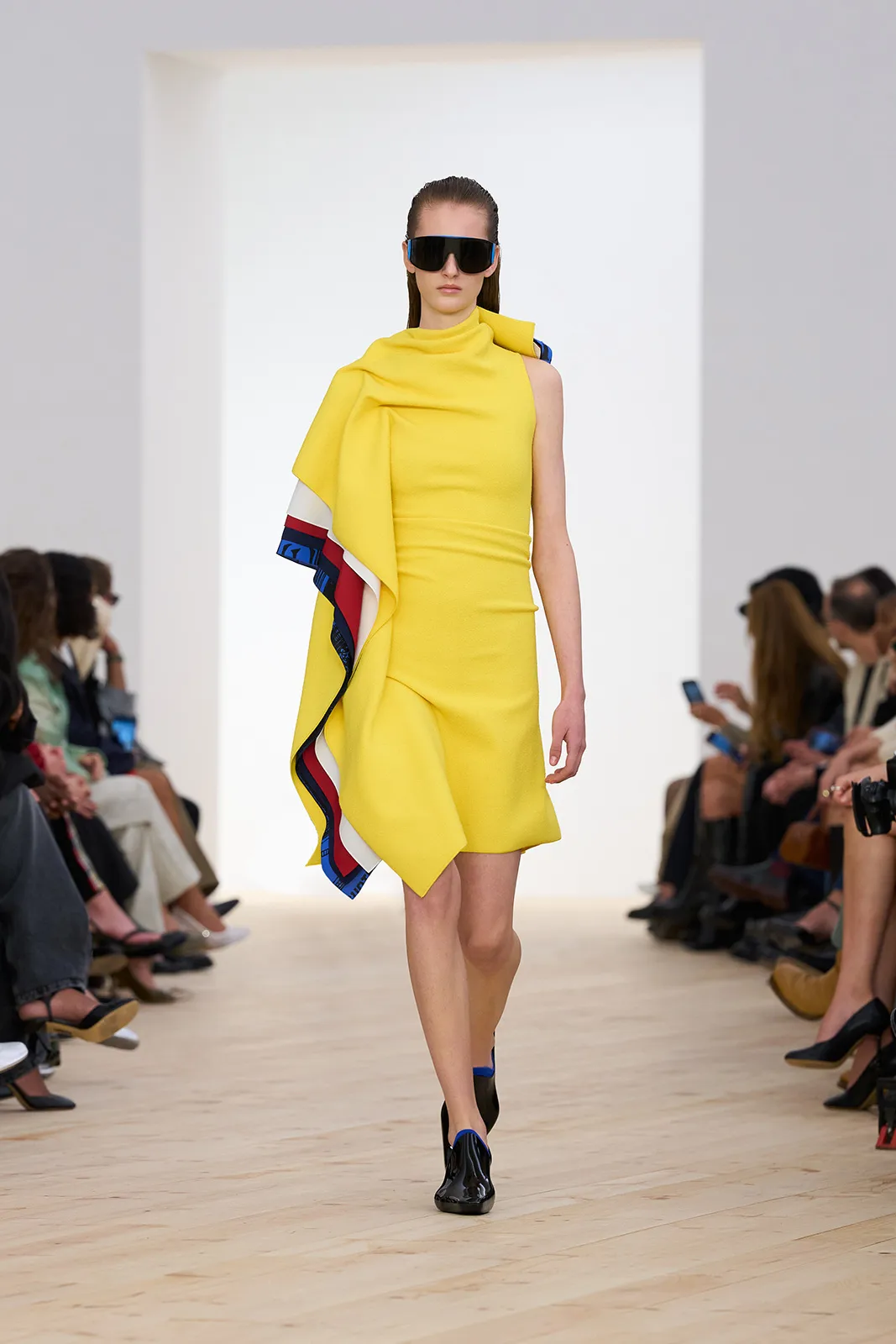 LOEWE_-SS26_WW_SHOW_RUNWAY_11