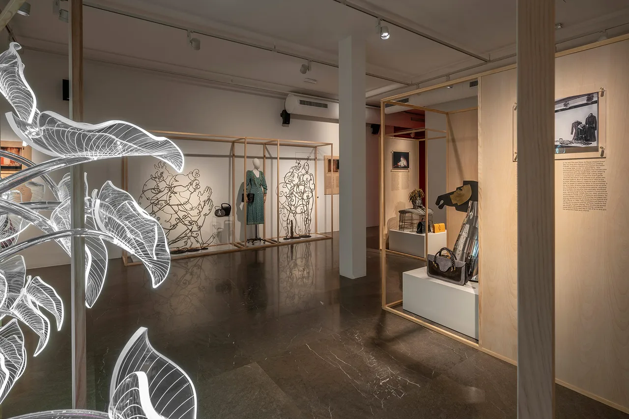 A Traves Del Cristal Los Escaparates De Loewe 5
