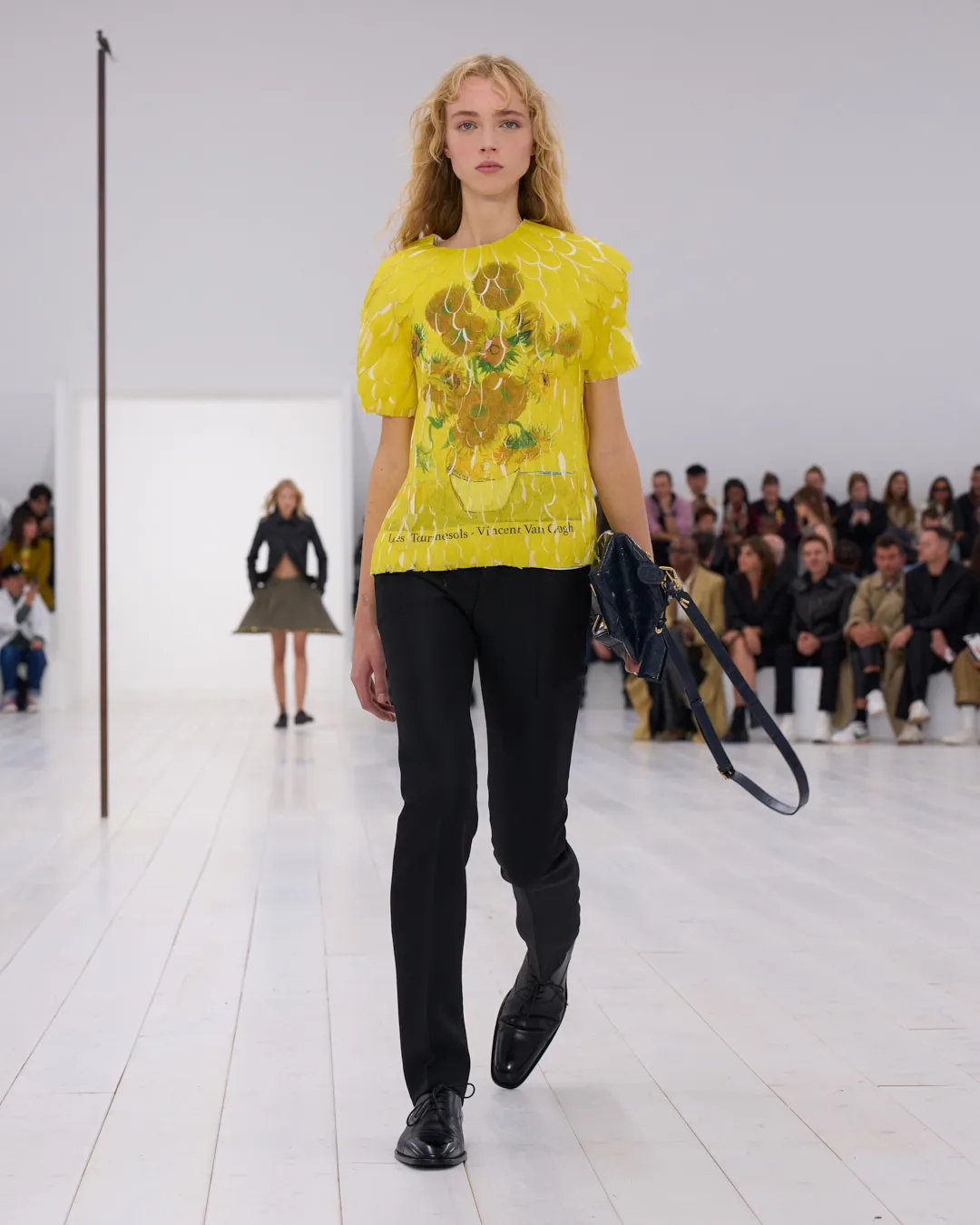 LOEWE_SS25_WW_SHOW_RUNWAY_LOOK_28_FRONT_RGB_CROPPED_4x5_28