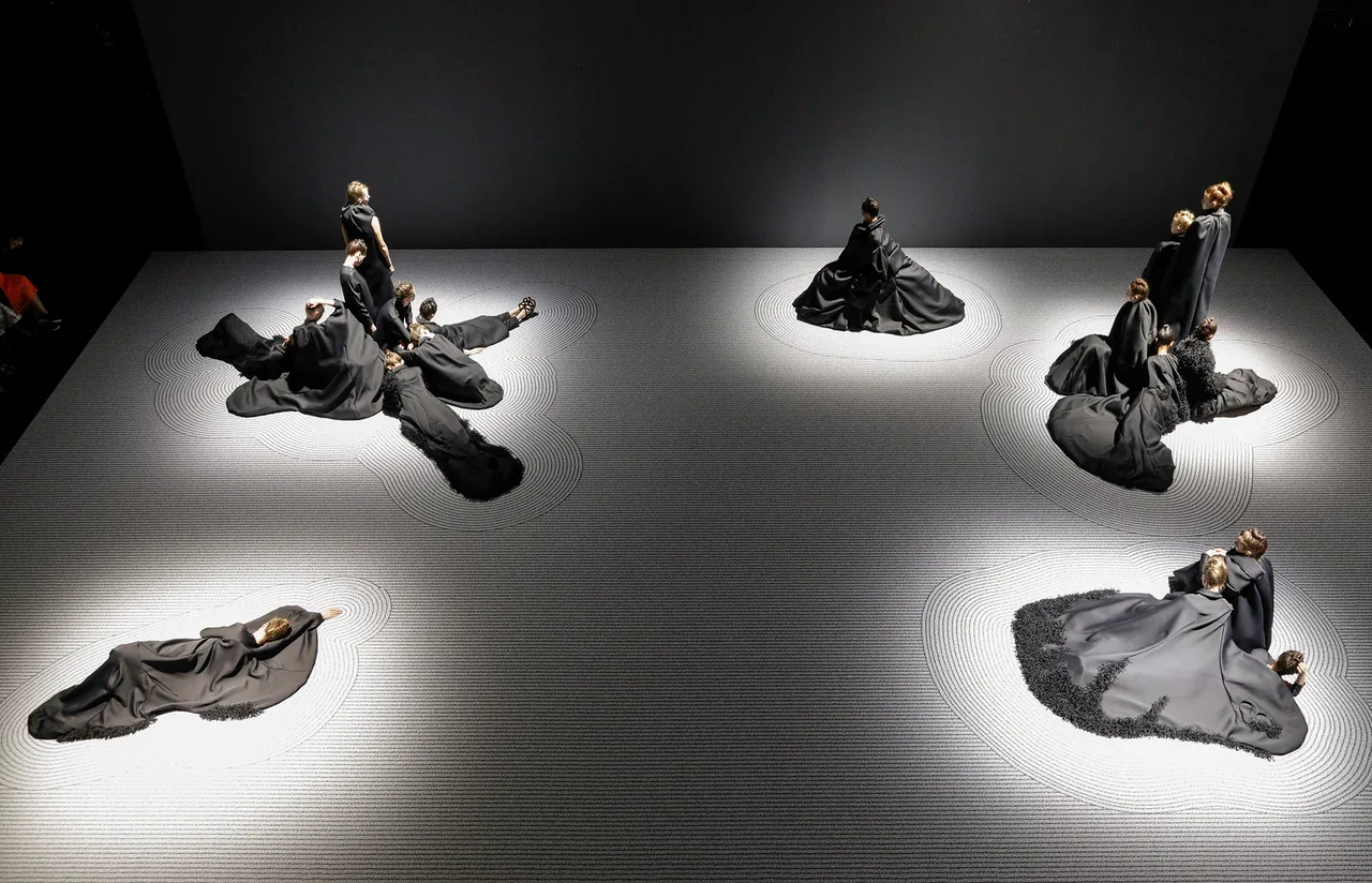 Viktor__Rolf-_Fashion_Statements_6