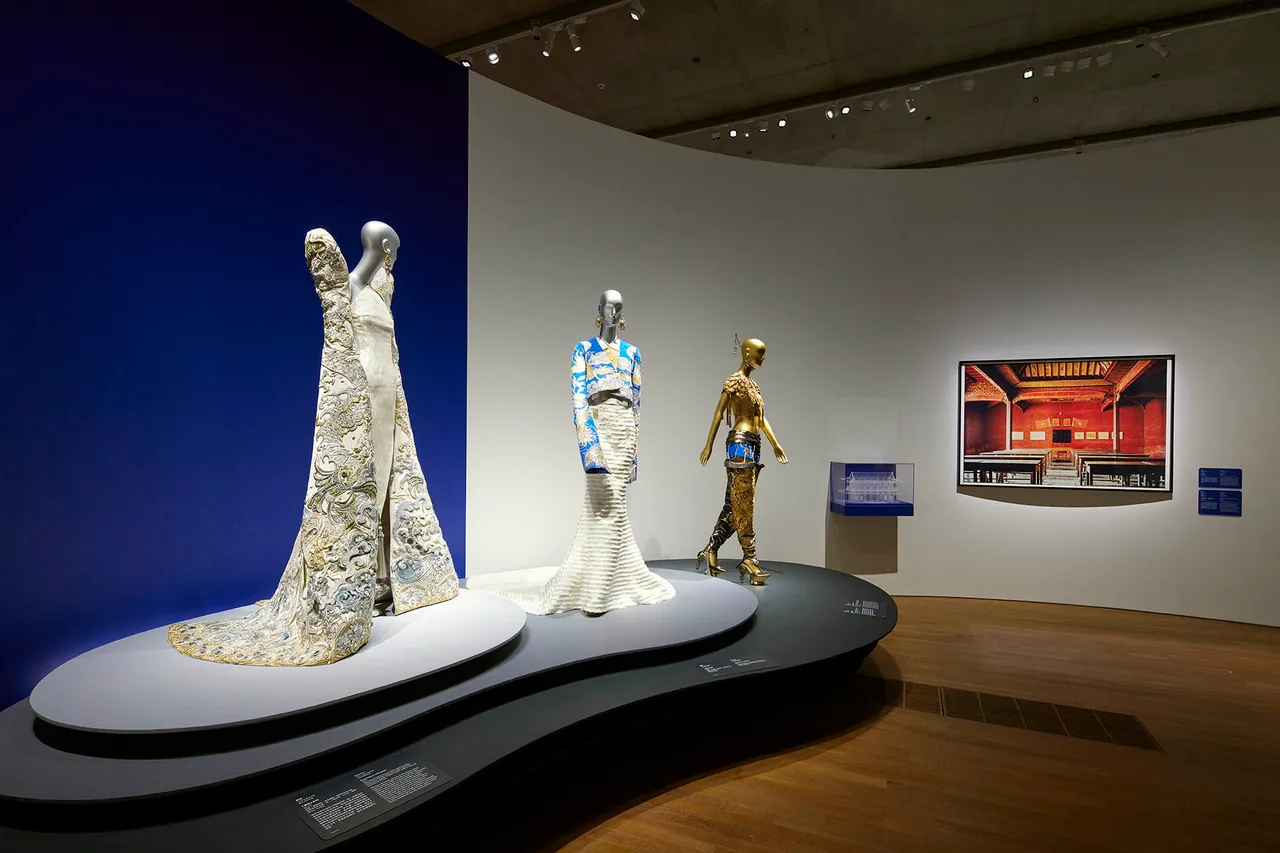 Guo Pei_installation view_9