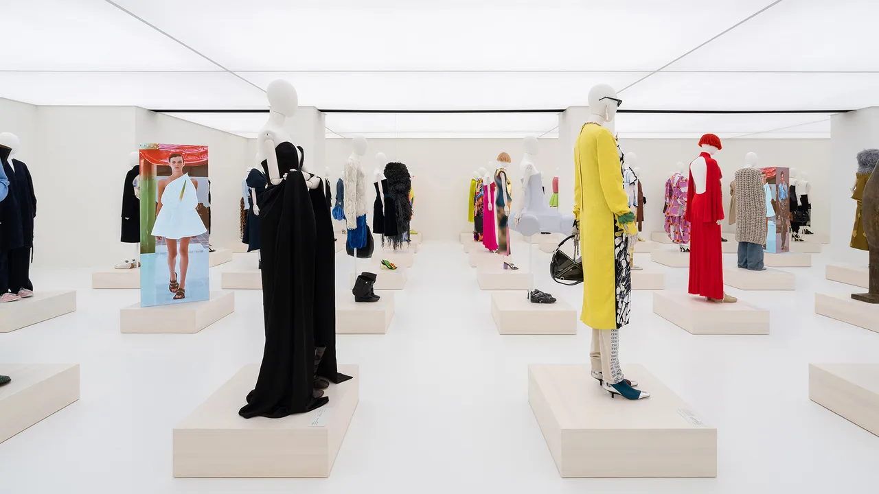 LOEWE_2024_SHANGHAI_EXHIBITION_9