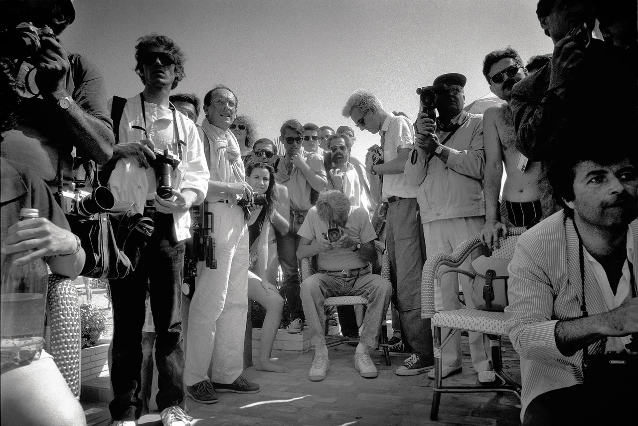 Helmut-Newton-takes-a-photo,-Carlton-Beach,-1988