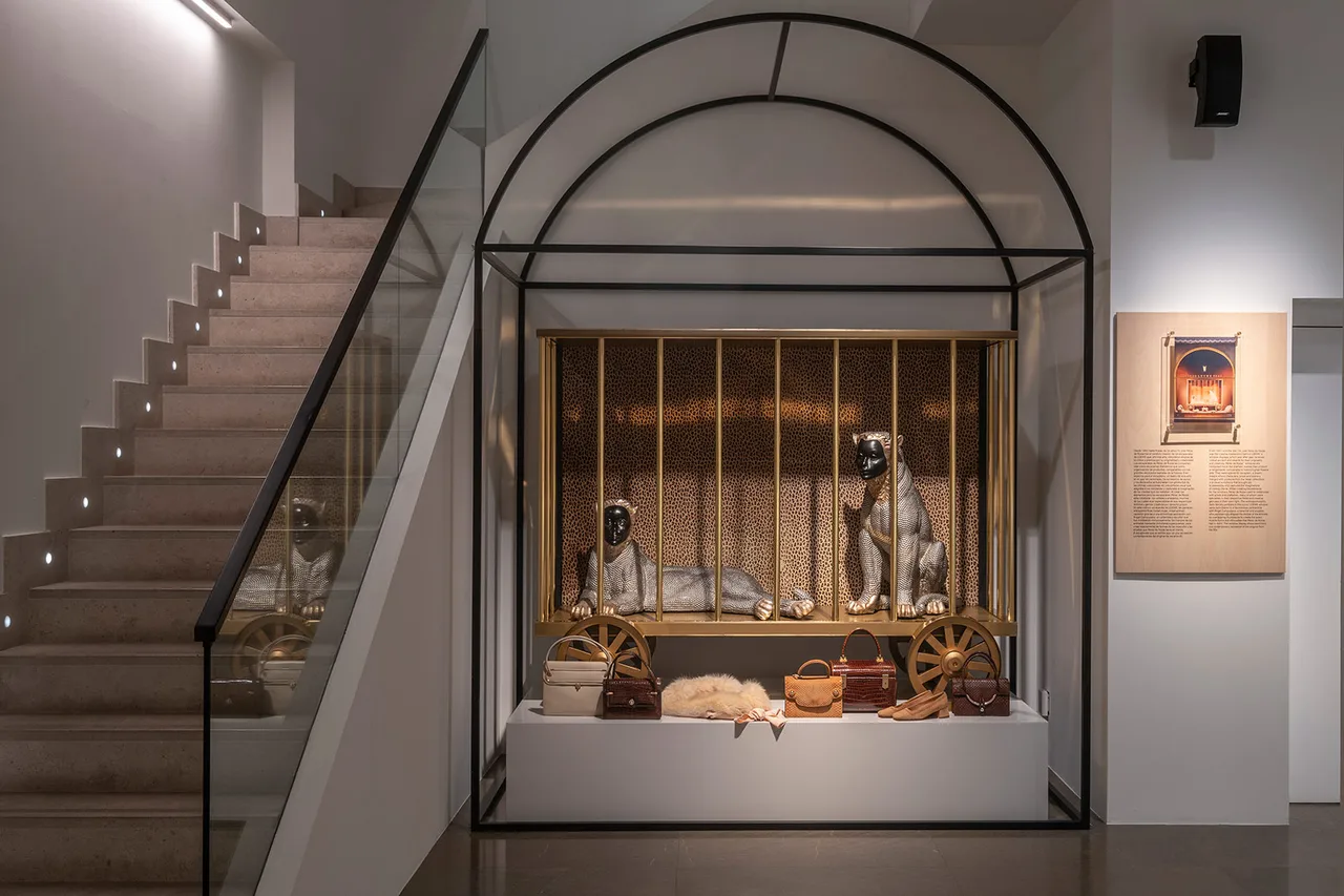 A Traves Del Cristal Los Escaparates De Loewe 1