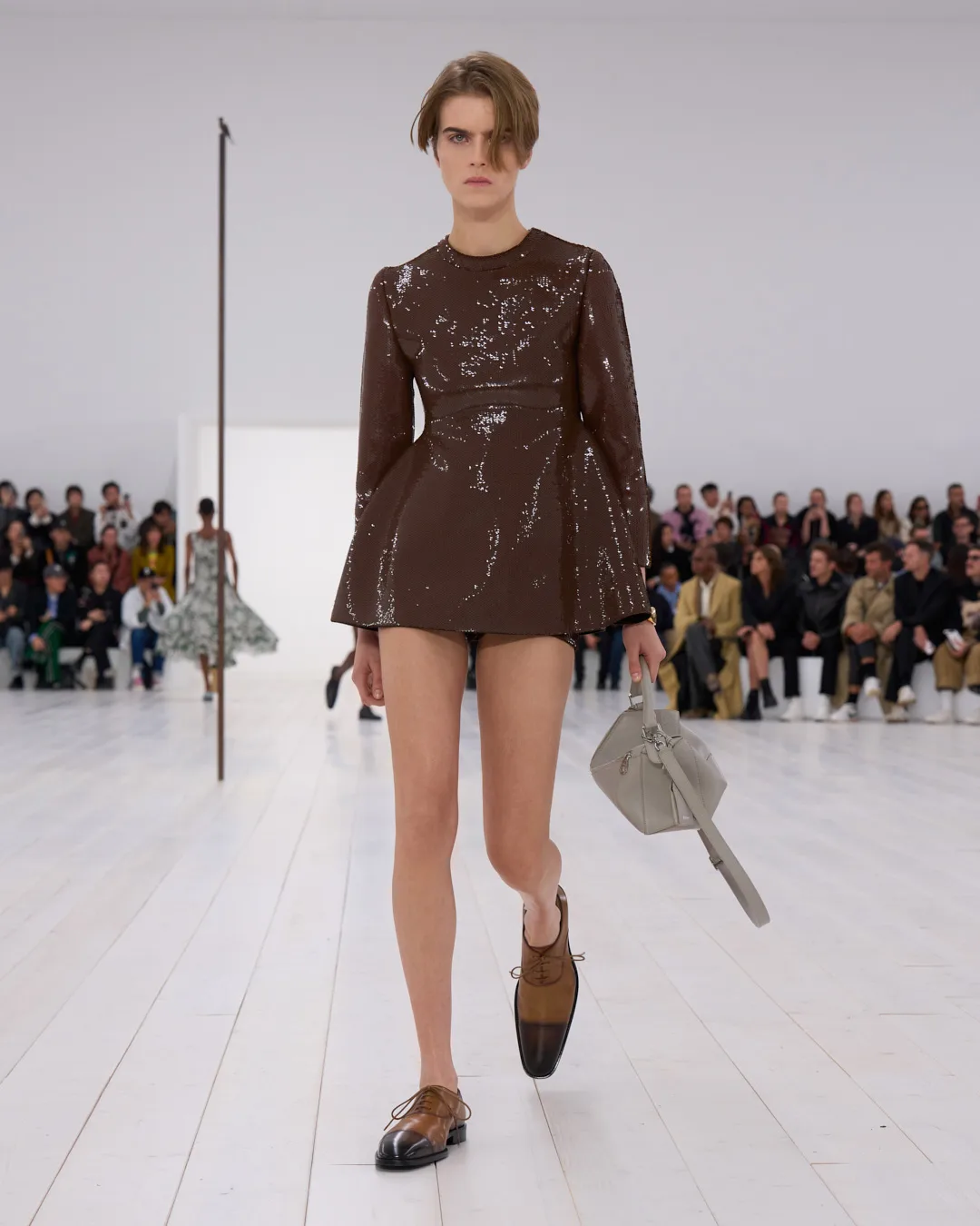 LOEWE_SS25_WW_SHOW_RUNWAY_LOOK_17_FRONT_RGB_CROPPED_4x5_17