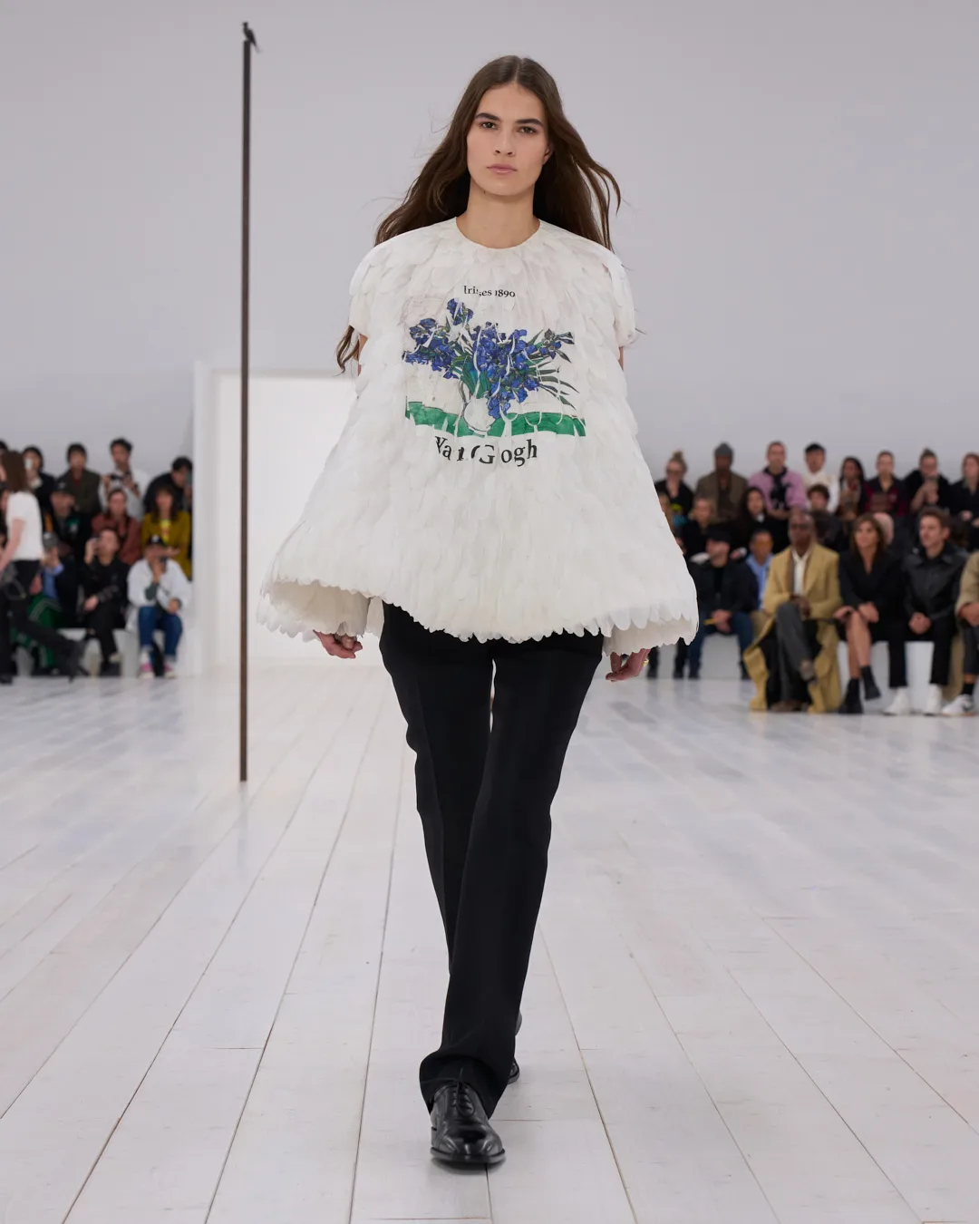 LOEWE_SS25_WW_SHOW_RUNWAY_LOOK_16_FRONT_RGB_CROPPED_4x5_16